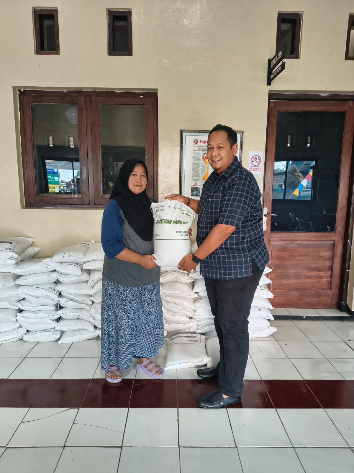Bantuan Pangan Beras Disalurkan kepada 463 KPM di Desa Ragawacana